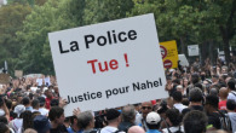 Mii de oameni s-au alăturat joi unui marș din Nanterre care este condus de mama lui Nahel, băiatul de 17 ani care a fost împușcat mortal de poliție. Foto: Profimedia Images | Poza 13 din 13