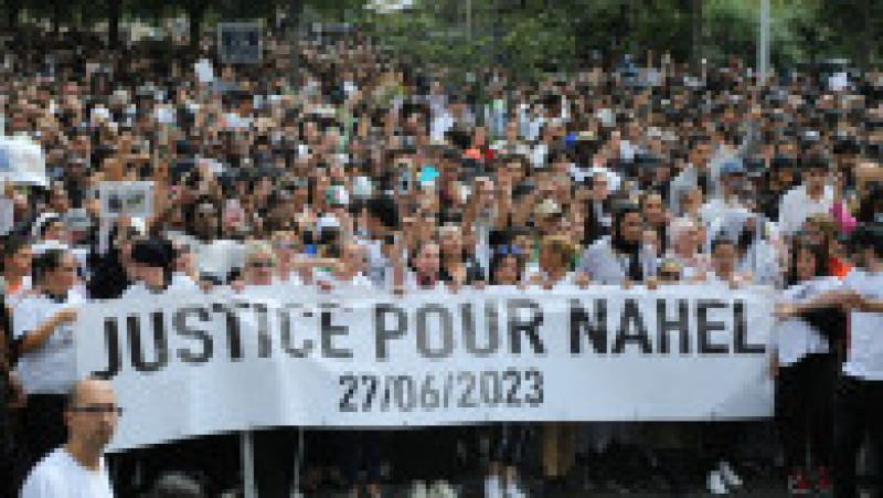Mii de oameni s-au alăturat joi unui marș din Nanterre care este condus de mama lui Nahel, băiatul de 17 ani care a fost împușcat mortal de poliție. Foto: Profimedia Images | Poza 10 din 13