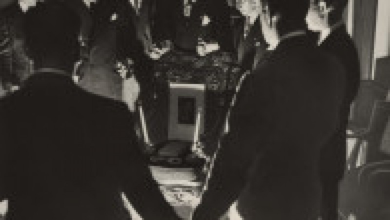 13 magicieni se țin de mână într-o ședință de spiritism de la mijlocul nopții în încercarea de a comunica cu Harry Houdini, 1946. Foto: Profimedia Images | Poza 12 din 15