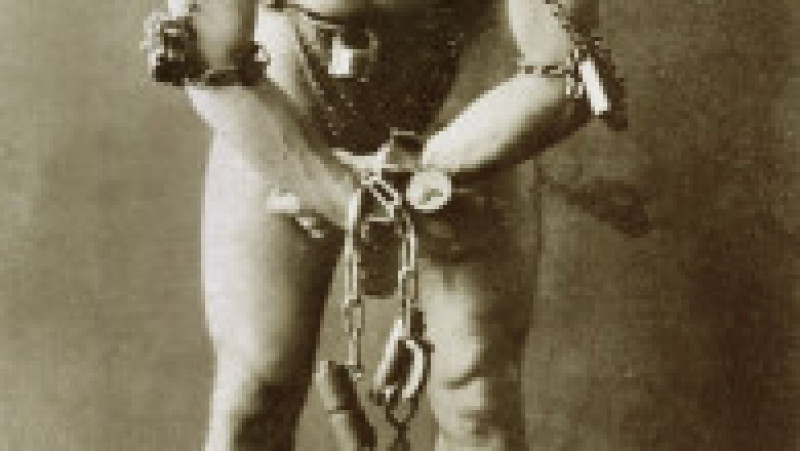 Harry Houdini în lanțuri, circa 1899. Foto: Profimedia Images | Poza 5 din 15