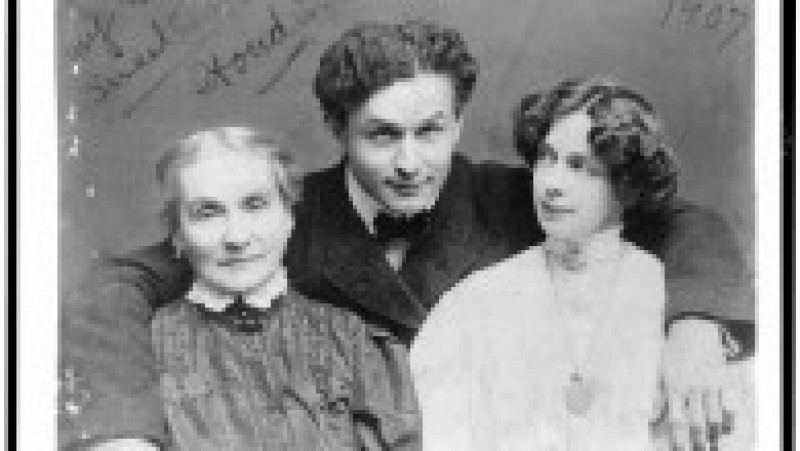 Harry Houdini, soția lui, Beatrice, și mama, Cecilia Steiner Weiss, 1907. Foto: Profimedia Images | Poza 14 din 15