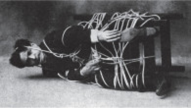 Harry Houdini, în timpul unei cascadorii. Foto: Profimedia Images | Poza 9 din 15
