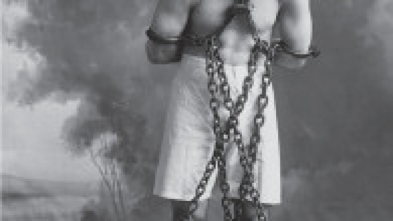 Harry Houdini, legat în lanțuri cu mâinile la spate. Foto: Profimedia Images | Poza 1 din 15
