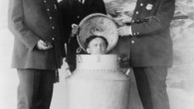 Harry Houdini, înainte de a evada dintr-un butoi de lapte umplut cu apă, în St. Louis, 1908. Foto: Profimedia Images | Poza 8 din 15