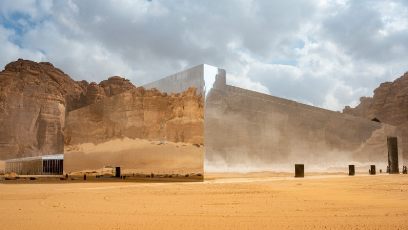 Maraya, clădirea care „dispare” în deșert. Este cea mai mare construcție din lume acoperită integral cu oglinzi. Foto: Profimedia