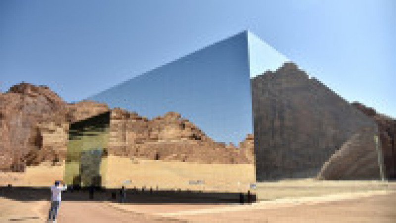 Maraya, clădirea care „dispare” în deșert. Este cea mai mare construcție din lume acoperită integral cu oglinzi. Foto: Profimedia | Poza 6 din 15