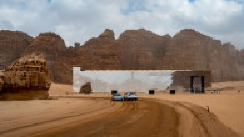 Maraya, clădirea care „dispare” în deșert. Este cea mai mare construcție din lume acoperită integral cu oglinzi. Foto: Profimedia | Poza 14 din 15