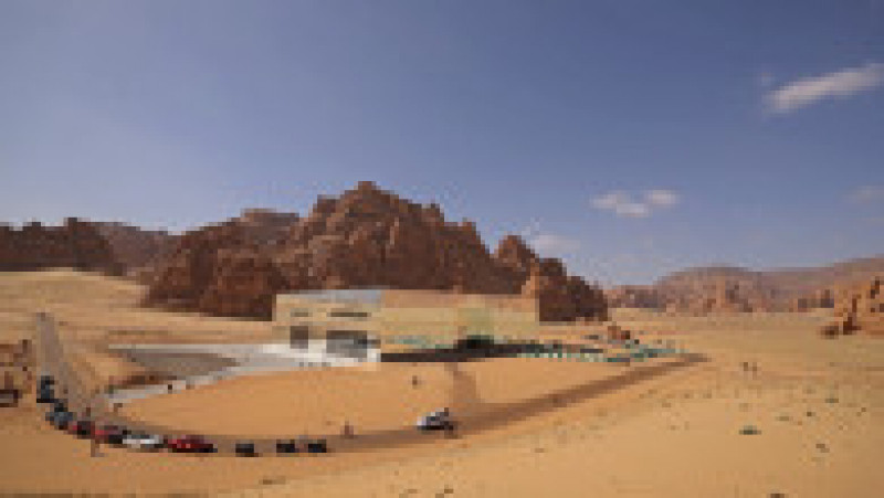 Maraya, clădirea care „dispare” în deșert. Este cea mai mare construcție din lume acoperită integral cu oglinzi. Foto: Profimedia | Poza 7 din 15