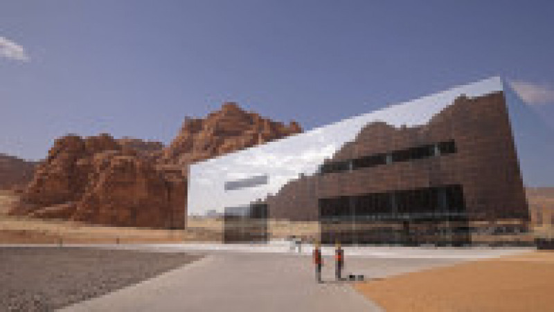Maraya, clădirea care „dispare” în deșert. Este cea mai mare construcție din lume acoperită integral cu oglinzi. Foto: Profimedia | Poza 8 din 15