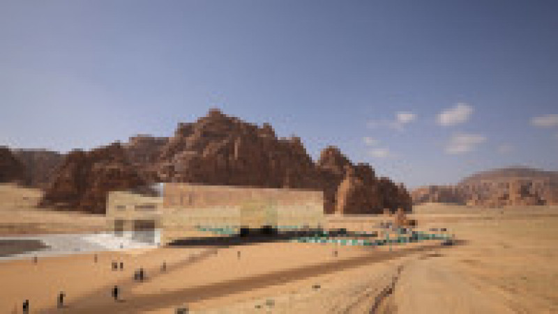 Maraya, clădirea care „dispare” în deșert. Este cea mai mare construcție din lume acoperită integral cu oglinzi. Foto: Profimedia | Poza 9 din 15