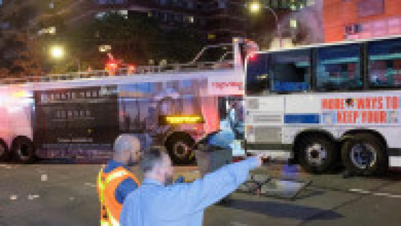 Peste 80 de persoane au fost rănite în urma coliziunii a două autobuze care a avut loc joi seară în Manhattan. FOTO: Profimedia Images | Poza 6 din 10