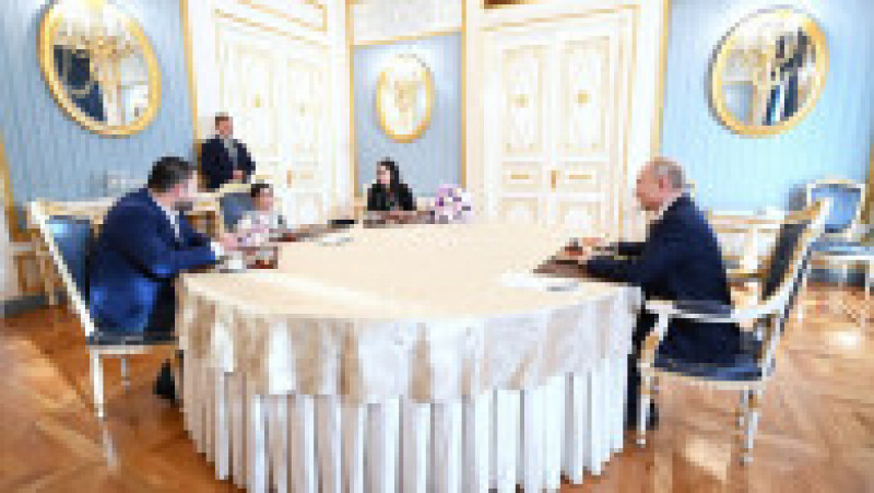 Vladimir Putin a adus o fetiță de 8 ani la Kremlin, a sărutat-o părintește pe creștet și a așezat-o la biroul său. FOTO: Profimedia Images | Poza 14 din 16