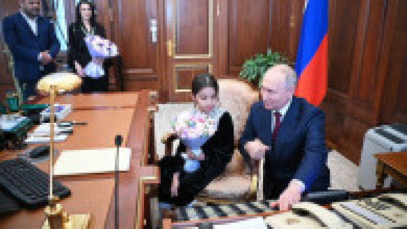 Vladimir Putin a adus o fetiță de 8 ani la Kremlin, a sărutat-o părintește pe creștet și a așezat-o la biroul său. FOTO: Profimedia Images | Poza 15 din 16