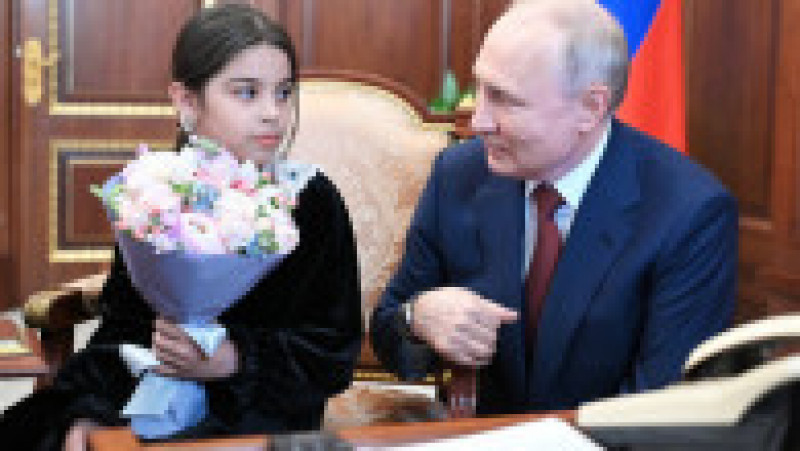 Vladimir Putin a adus o fetiță de 8 ani la Kremlin, a sărutat-o părintește pe creștet și a așezat-o la biroul său. FOTO: Profimedia Images | Poza 16 din 16
