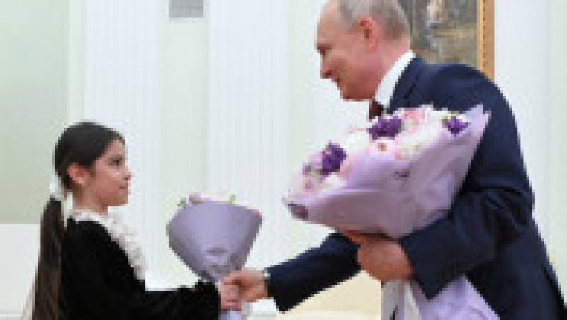 Vladimir Putin a adus o fetiță de 8 ani la Kremlin, a sărutat-o părintește pe creștet și a așezat-o la biroul său. FOTO: Profimedia Images | Poza 7 din 16