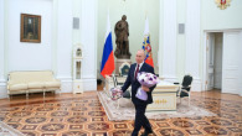 Vladimir Putin a adus o fetiță de 8 ani la Kremlin, a sărutat-o părintește pe creștet și a așezat-o la biroul său. FOTO: Profimedia Images | Poza 8 din 16