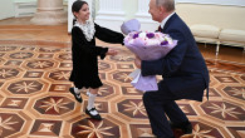 Vladimir Putin a adus o fetiță de 8 ani la Kremlin, a sărutat-o părintește pe creștet și a așezat-o la biroul său. FOTO: Profimedia Images | Poza 9 din 16