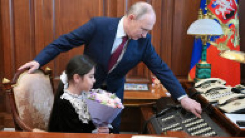 Vladimir Putin a adus o fetiță de 8 ani la Kremlin, a sărutat-o părintește pe creștet și a așezat-o la biroul său. FOTO: Profimedia Images | Poza 4 din 16