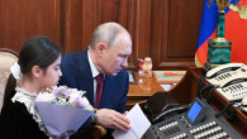 Vladimir Putin a adus o fetiță de 8 ani la Kremlin, a sărutat-o părintește pe creștet și a așezat-o la biroul său. FOTO: Profimedia Images | Poza 2 din 16
