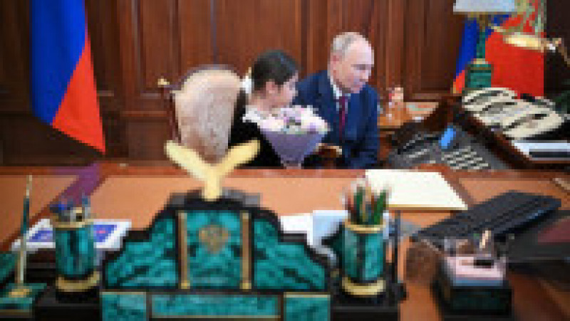 Vladimir Putin a adus o fetiță de 8 ani la Kremlin, a sărutat-o părintește pe creștet și a așezat-o la biroul său. FOTO: Profimedia Images | Poza 3 din 16
