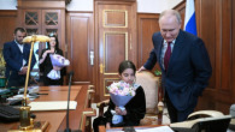Vladimir Putin a adus o fetiță de 8 ani la Kremlin, a sărutat-o părintește pe creștet și a așezat-o la biroul său. FOTO: Profimedia Images | Poza 5 din 16