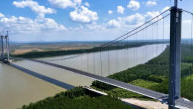 Podul suspendat peste Dunăre, în diferite etape ale construcției. Foto: Facebook Ionel Scrioşteanu | Poza 22 din 36
