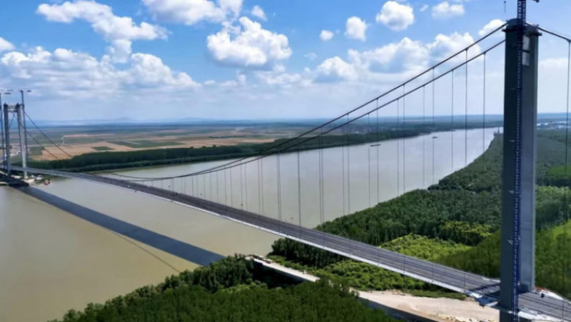 Podul suspendat peste Dunăre, în diferite etape ale construcției. Foto: Facebook Ionel Scrioşteanu