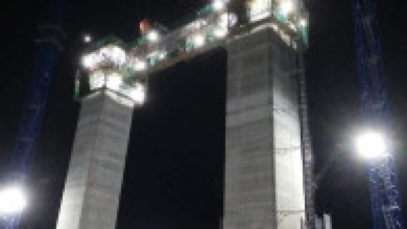 Podul suspendat peste Dunăre, în diferite etape ale construcției. Foto: Facebook Ionel Scrioşteanu | Poza 8 din 13
