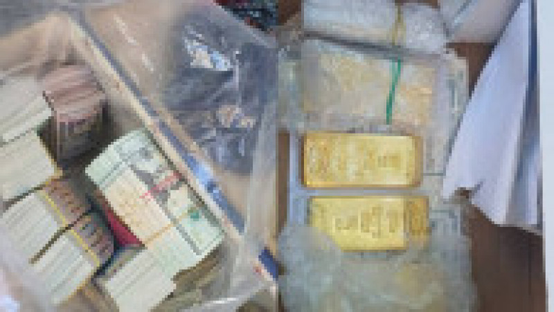 Bani și lingouri de aur găsite acasă la Prigojin. Sursă foto: Twitter / Nexta | Poza 5 din 9