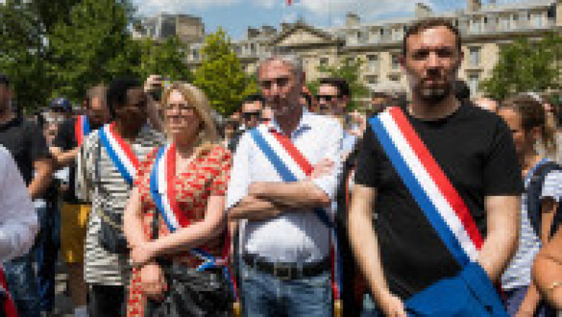 Circa 100 de asociaţii, sindicate şi partide politice au făcut apel la marşuri cetăţeneşti pentru a exprima furia și a denunţa politicile considerate discriminatorii faţă de cartierele sărace din marile oraşe franceze. FOTO: Profimedia | Poza 8 din 10