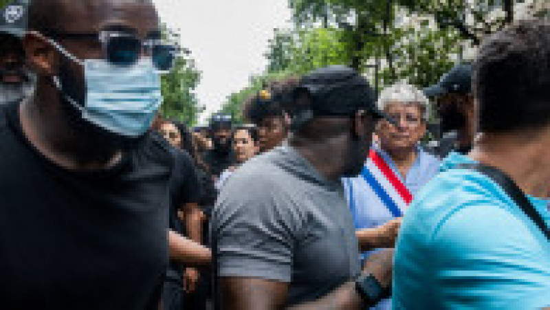 Circa 100 de asociaţii, sindicate şi partide politice au făcut apel la marşuri cetăţeneşti pentru a exprima furia și a denunţa politicile considerate discriminatorii faţă de cartierele sărace din marile oraşe franceze. FOTO: Profimedia | Poza 4 din 10