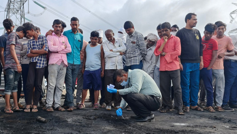 Un autobuz a luat foc pe o autostradă din statul Maharashtra în vestul Indiei. FOTO: Profimedia Images