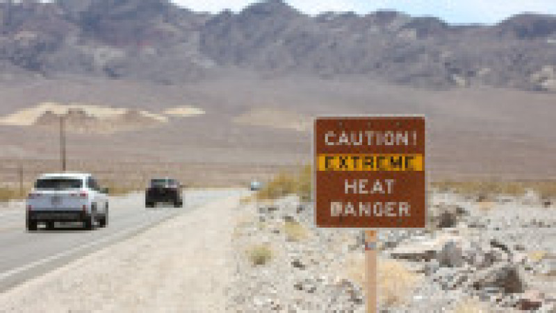 Valea Morții a devenit inclusiv un punct turistic preferat, unde oamenii își fac poze cu termometrul care afișează valori amețitoare. FOTO: Profimedia Images | Poza 3 din 7