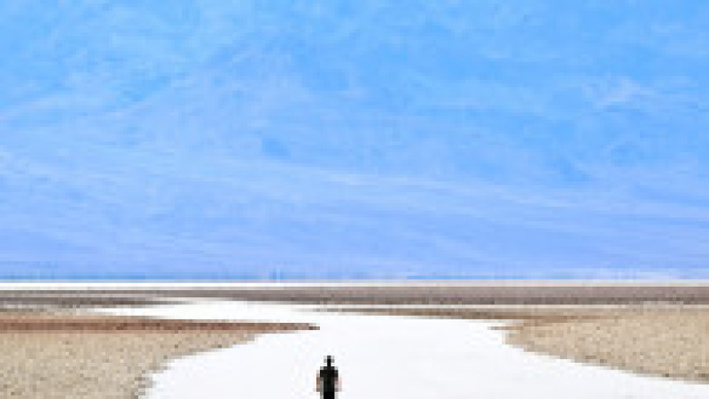 Valea Morții a devenit inclusiv un punct turistic preferat, unde oamenii își fac poze cu termometrul care afișează valori amețitoare. FOTO: Profimedia Images | Poza 5 din 7