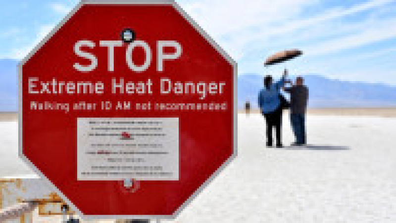 Valea Morții a devenit inclusiv un punct turistic preferat, unde oamenii își fac poze cu termometrul care afișează valori amețitoare. FOTO: Profimedia Images | Poza 2 din 7