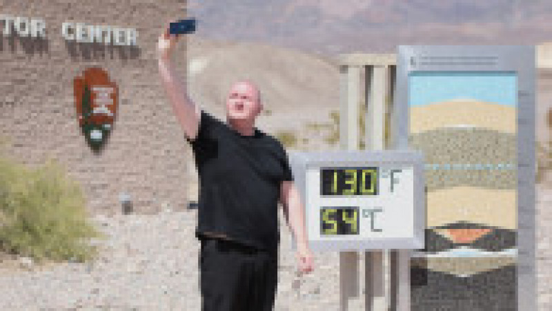 Valea Morții a devenit inclusiv un punct turistic preferat, unde oamenii își fac poze cu termometrul care afișează valori amețitoare. FOTO: Profimedia Images | Poza 1 din 7