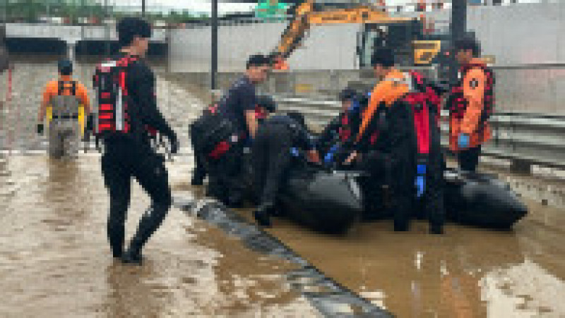 Echipele de intervenţie au recuperat 13 cadavre dintr-un tunel din centrul oraşului sud-coreean Osong. Potrivit autorităţilor, numărul victimelor ar putea creşte. Sursa foto: Profimedia Images | Poza 3 din 18
