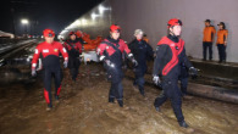 Echipele de intervenţie au recuperat 13 cadavre dintr-un tunel din centrul oraşului sud-coreean Osong. Potrivit autorităţilor, numărul victimelor ar putea creşte. Sursa foto: Profimedia Images | Poza 2 din 18