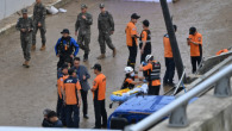 Echipele de intervenţie au recuperat 13 cadavre dintr-un tunel din centrul oraşului sud-coreean Osong. Potrivit autorităţilor, numărul victimelor ar putea creşte. Sursa foto: Profimedia Images | Poza 13 din 18