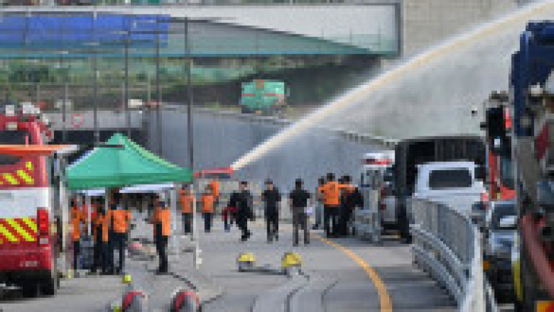 Echipele de intervenţie au recuperat 13 cadavre dintr-un tunel din centrul oraşului sud-coreean Osong. Potrivit autorităţilor, numărul victimelor ar putea creşte. Sursa foto: Profimedia Images | Poza 16 din 18