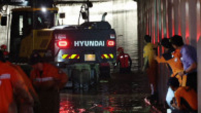 Echipele de intervenţie au recuperat 13 cadavre dintr-un tunel din centrul oraşului sud-coreean Osong. Potrivit autorităţilor, numărul victimelor ar putea creşte. Sursa foto: Profimedia Images | Poza 17 din 18