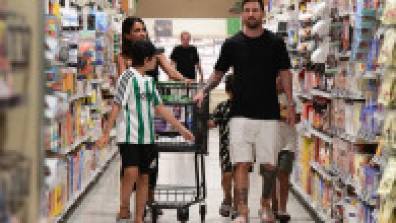 Sosit marţi în Florida, Lionel Messi s-a dus împreună cu familia la cumpărături, la supermarket FOTO: Profimedia Images | Poza 11 din 41