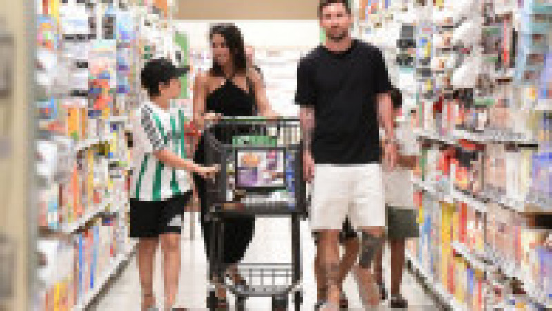 Sosit marţi în Florida, Lionel Messi s-a dus împreună cu familia la cumpărături, la supermarket FOTO: Profimedia Images | Poza 19 din 41