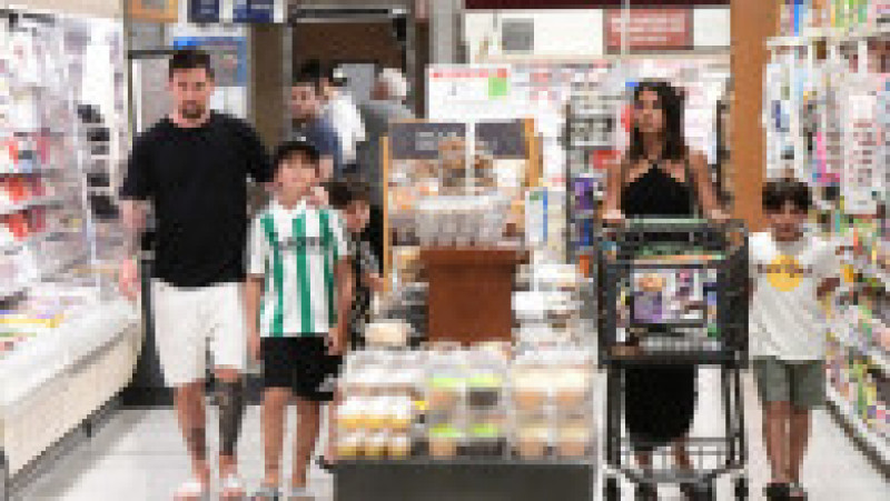 Sosit marţi în Florida, Lionel Messi s-a dus împreună cu familia la cumpărături, la supermarket FOTO: Profimedia Images | Poza 29 din 41