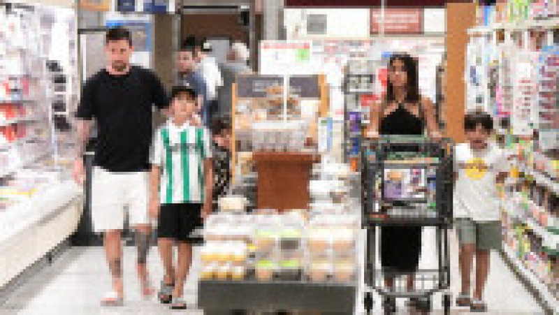 Sosit marţi în Florida, Lionel Messi s-a dus împreună cu familia la cumpărături, la supermarket FOTO: Profimedia Images | Poza 28 din 41