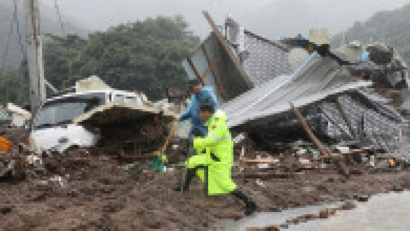 În Coreea de Sud plouă torențial de trei zile. Multe localități au fost inundate, iar un lac de acumulare a dat pe afară. FOTO: Profimedia Images | Poza 5 din 7