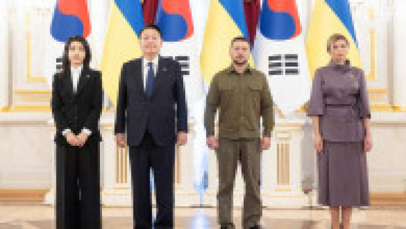 Președintele sud-coreean Yoon Suk Yeol a fost într-o vizită surpriză la Kiev. El a fost însoțit de soția lui, Kim Keon-hee, care a captat atenția ucrainenilor. FOTO: Profimedia Images | Poza 11 din 12