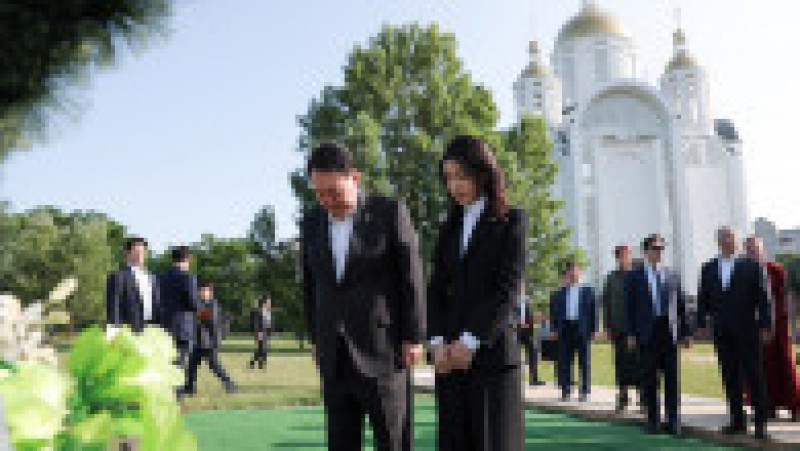 Președintele sud-coreean Yoon Suk Yeol a fost într-o vizită surpriză la Kiev. El a fost însoțit de soția lui, Kim Keon-hee, care a captat atenția ucrainenilor. FOTO: Profimedia Images | Poza 9 din 12