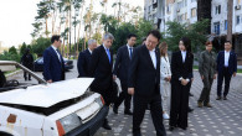 Președintele sud-coreean Yoon Suk Yeol a fost într-o vizită surpriză la Kiev. El a fost însoțit de soția lui, Kim Keon-hee, care a captat atenția ucrainenilor. FOTO: Profimedia Images | Poza 8 din 12
