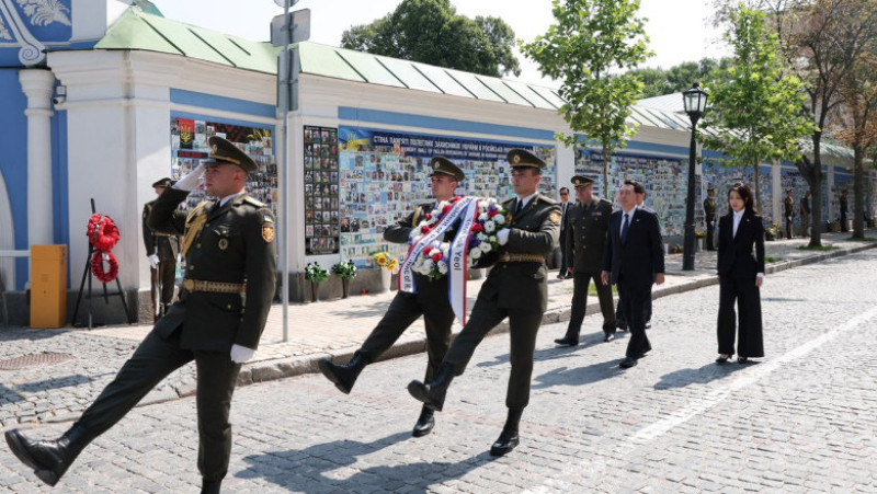 Președintele sud-coreean Yoon Suk Yeol a fost într-o vizită surpriză la Kiev. El a fost însoțit de soția lui, Kim Keon-hee, care a captat atenția ucrainenilor. FOTO: Profimedia Images